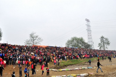 Trai làng cởi trần lội bùn cướp Phết giữa trời lạnh